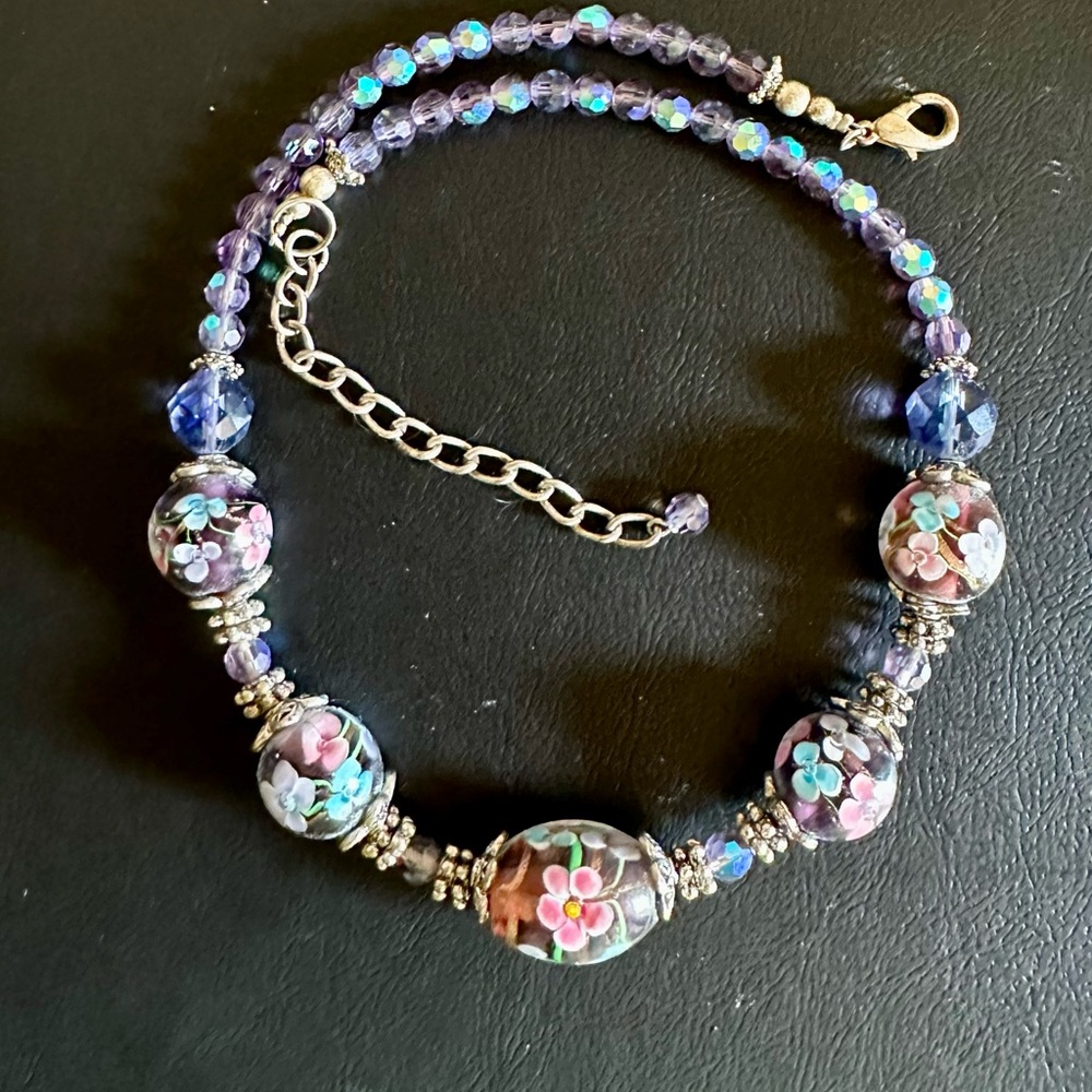 Glass beaded necklace with adjustable length